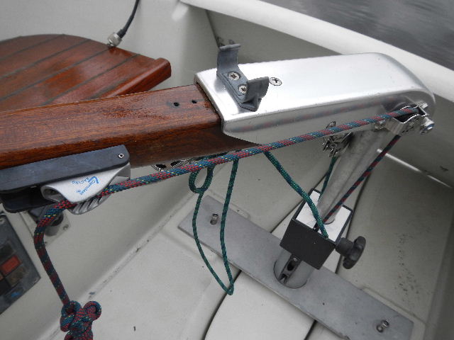 Ruder-Niederhalter: Springklemme BB an der Pinne