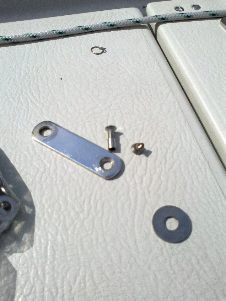 Schraube, befestigt über Hülse mit Innengewinde, Materialstärke ca. 1mm