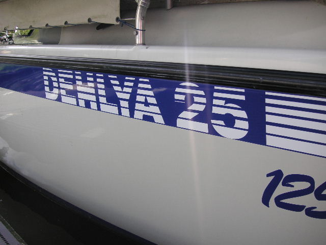 Schriftzug Dehlya 25 in neuem Folienstreifen bei einer DY25