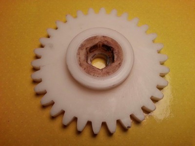 Oberes Zahnrad Unterseite mit vollem Gewicht auf dem Rand