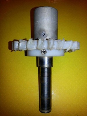 Weshalb unteres Zahnrad Druck nur auf kleinem Rand 10mm unter Zahnrad?!