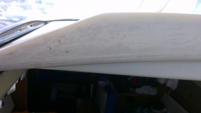 Schiebeluk, Kante zum Cockpit, unter der Decksfarbe schimmert ein Grauton durch.