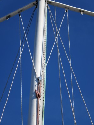 Führung der (durchgängigen) Lazy Jacks auf einen kleinen Rollenblock vor dem Mast, an dem unten ein Fall (rot) befestigt ist