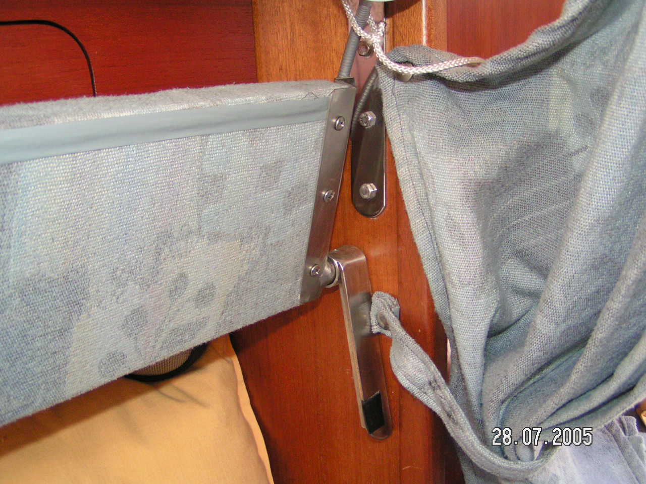 Rückenhalterungsscharnier nach oben geklappt.JPG