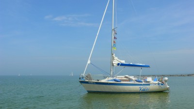 Dehlya 22 vor Anker ca. 1 KM nördlich von  Stavoren am Ijsselmeer, Kaiserwetter