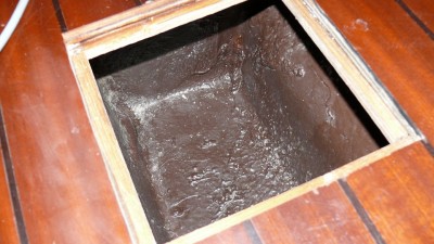 Revisionsöffnung im Salonboden Detailansicht.JPG