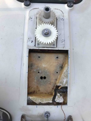 geöffneter Mastfuss