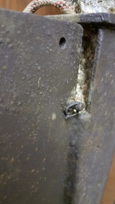 Umlenkblock im unteren Loch befestigt. Vermutung: Ine obere Loch gehört eine Umlnkrolle?!