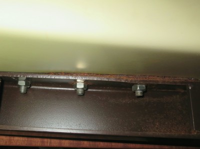 Backbord-Schiene von hinten (obere Kante mit Roststelle an Innenverkleidung).