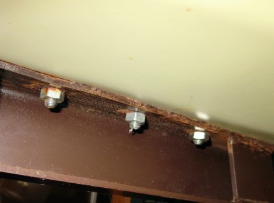 Steuerbord-Schiene von hinten (obere Kante mit Roststelle an Innenverkleidung).