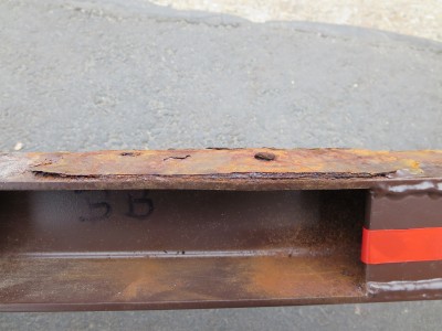 Backbord-Traverse mit aufgeschweißter Verstärkung, die aber fast  komplett weggerostet ist