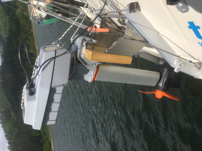 IMG_20220514_122733.JPG (2.47 MiB) 17282 mal betrachtet Hier seht Ihr, dass ich das Motorbrett mittels Vierkantrohr 80x10 etwas vom Heck abrücke. Gleichzeitig mittels des Gehrungsschnitts etwas nach oben. Im Moment habe ich auch das Motorbrett noch etwas nach oben verlängert.