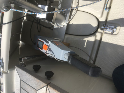 IMG_20220514_122713.JPG (2.38 MiB) 17282 mal betrachtet Mit dem bei Torqeedo erhältlichen Verlängerungskabel kann ich jetzt den Motor bequem von innen bedienen.