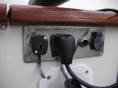DY25-050.JPG (51.02 KiB) 27517 mal betrachtet DY25 - Bild 4 - Steckdosen (Pinnenpilot und Handfernbedienung)